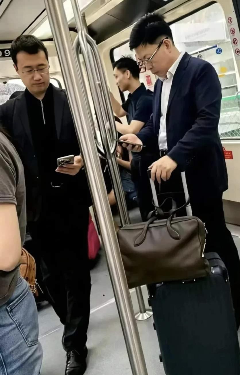 大家发现没有，随着何刚成为新晋董事，华为终端业务板块两位主帅都进入公司董事会了。