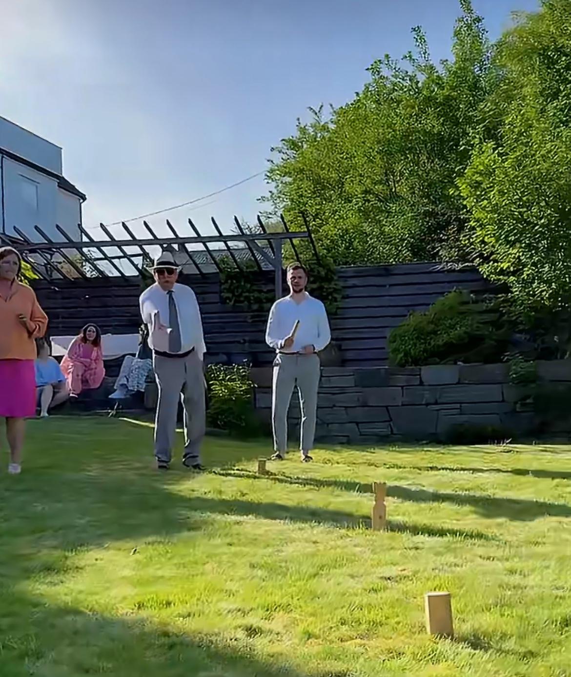 七八月份是挪威全民休假日，一般有四五个星期假期，每个人都会被迫休假，就算不休公司