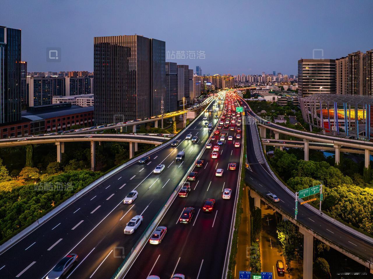 一位外地网友，发“微头条”称赞上海驾驶员。他说，“上海驾驶员开车“守规矩，讲礼让