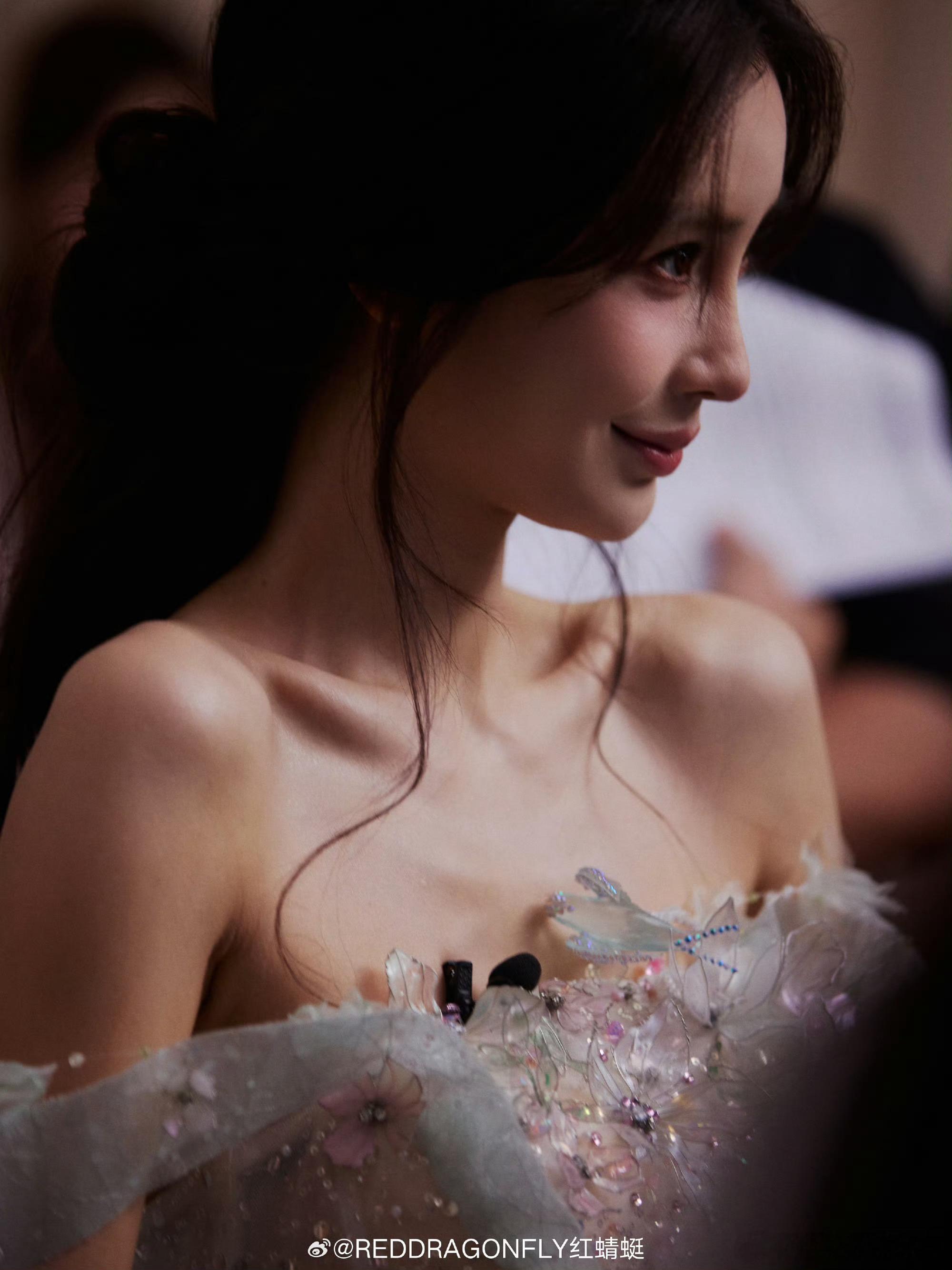 baby好看，但baby侧脸笑不好看 