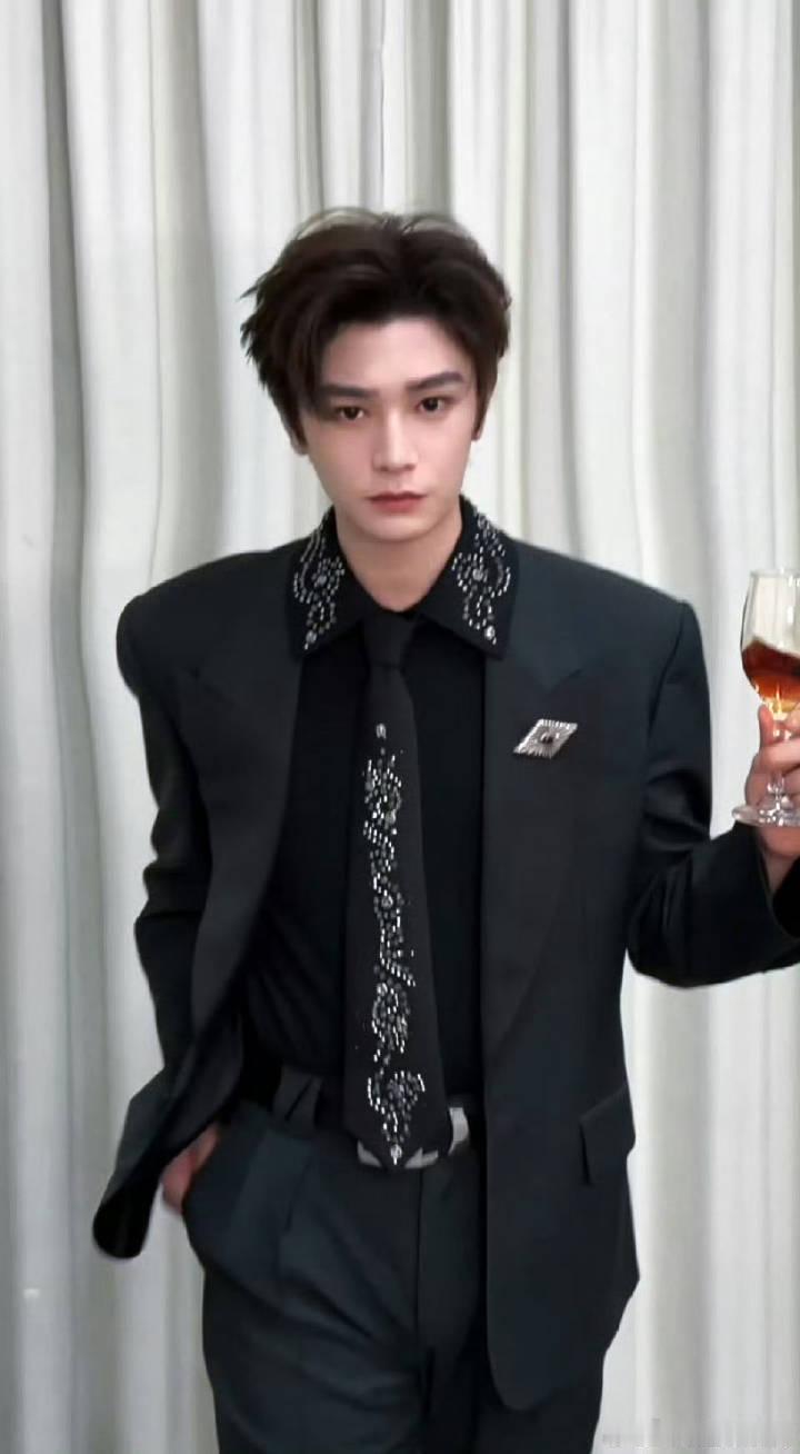 丁禹兮在超话给粉丝抽奖送新年礼物，好小众的事情啊。男朋友都不会一定会在新年送你新