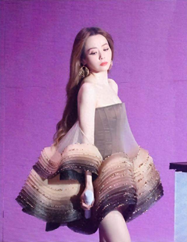 张靓颖澳门演唱会唱功稳如CD，一套礼服为何引发热议？