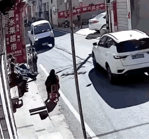 这小孩能活到这么大是个奇迹啊！