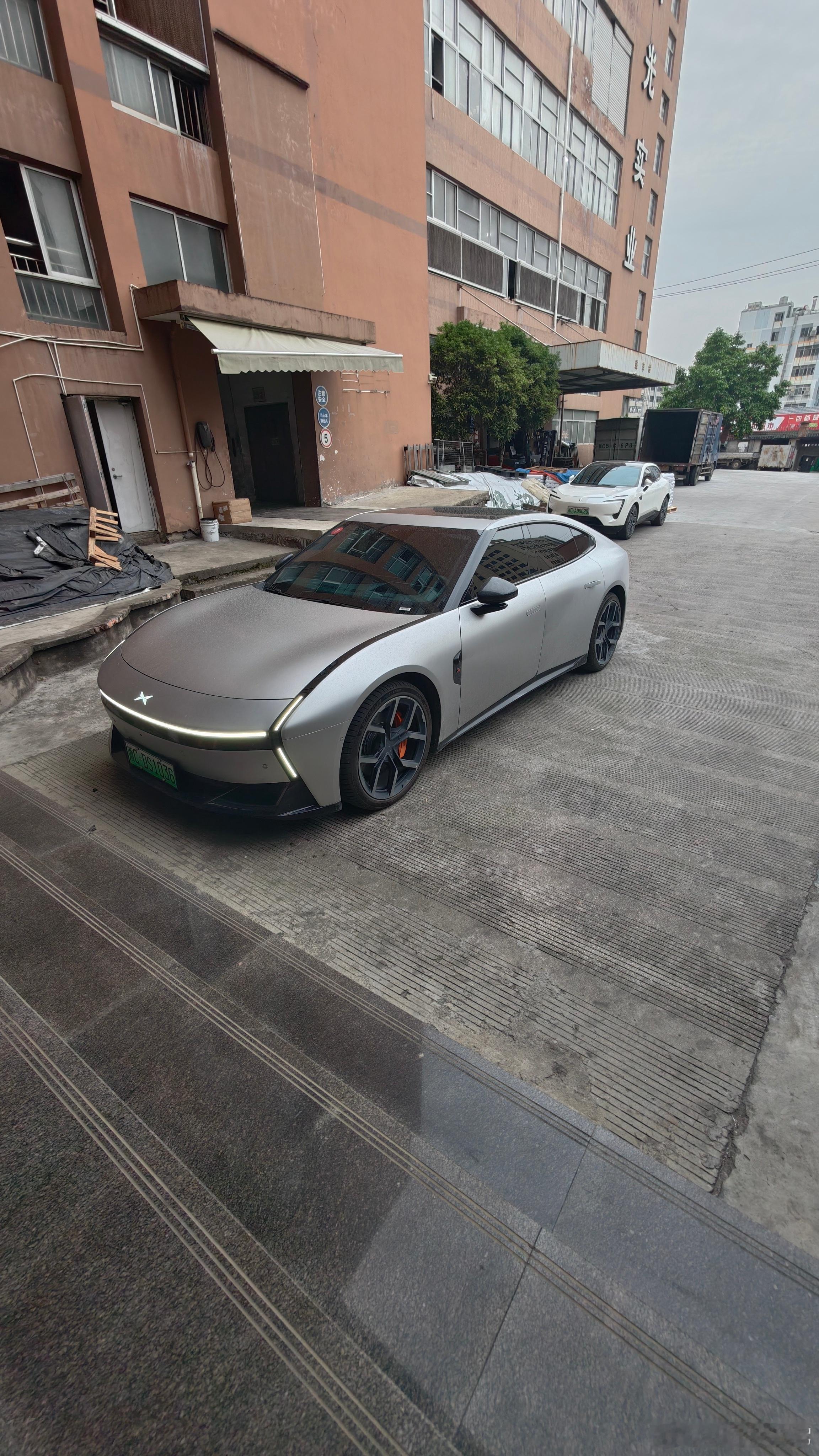 一下班，看到爱车心情又好了小鹏汽车小鹏汽车