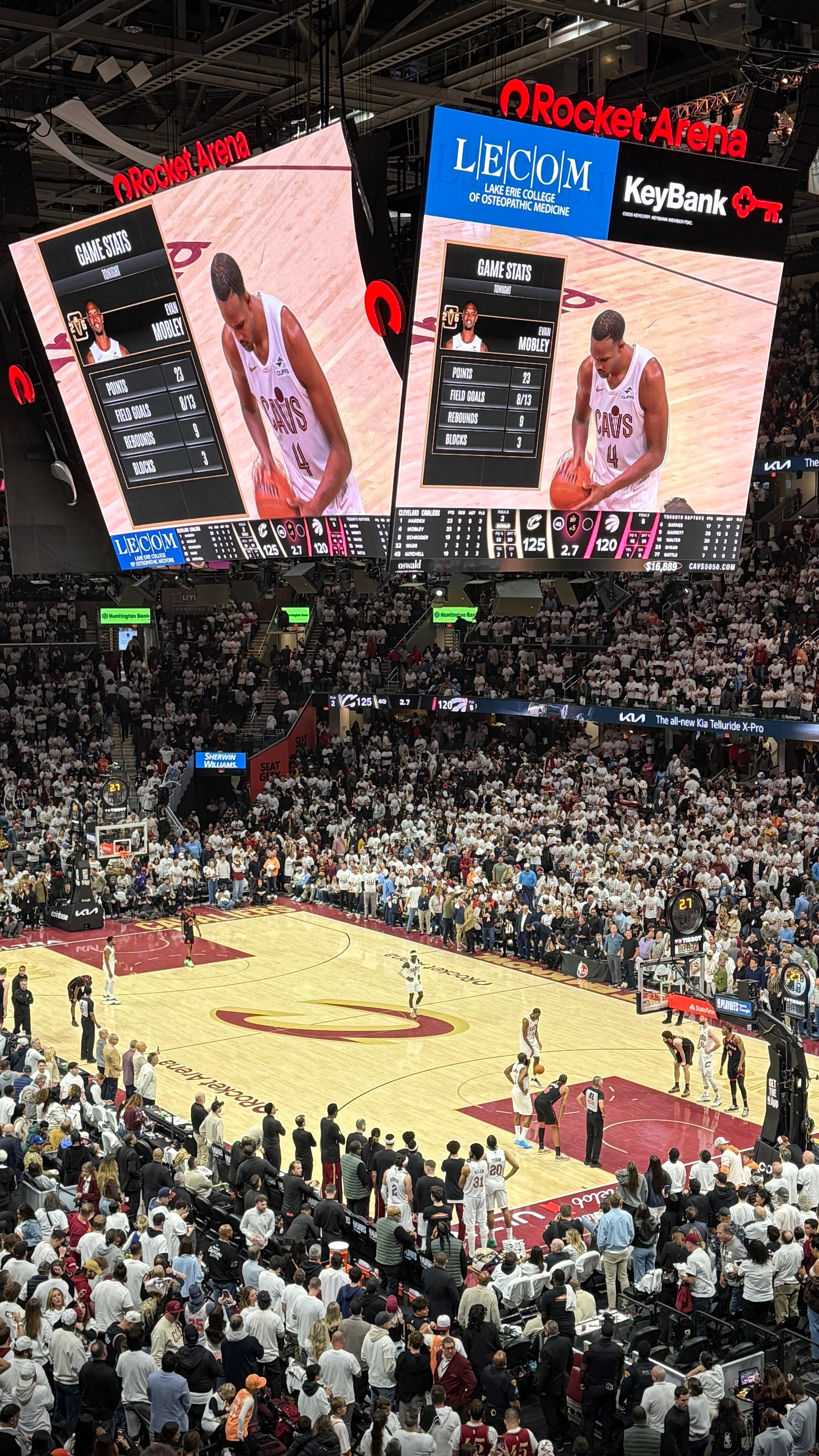 骑士拿下天王山。骑士实力本来就应该高于猛龙，第四节中段防守打出了压迫感，凭借施罗