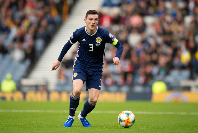 国际足球友谊赛，苏格兰以0-1的比分不敌日本。本场比赛，苏格兰队长罗伯逊首发登场