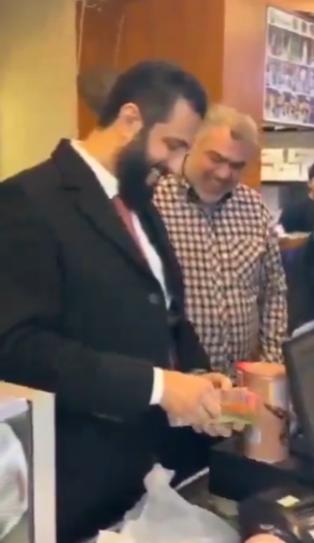 【💸叙利亚总统在大马士革一家普通超市使用新货币】2025年12月29日，艾哈迈