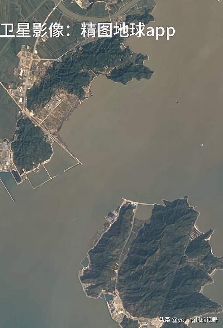 珠海高栏港卫星记录的变迁。原来在几十年前，高栏港所在的位置还是以前悬在海上的一座
