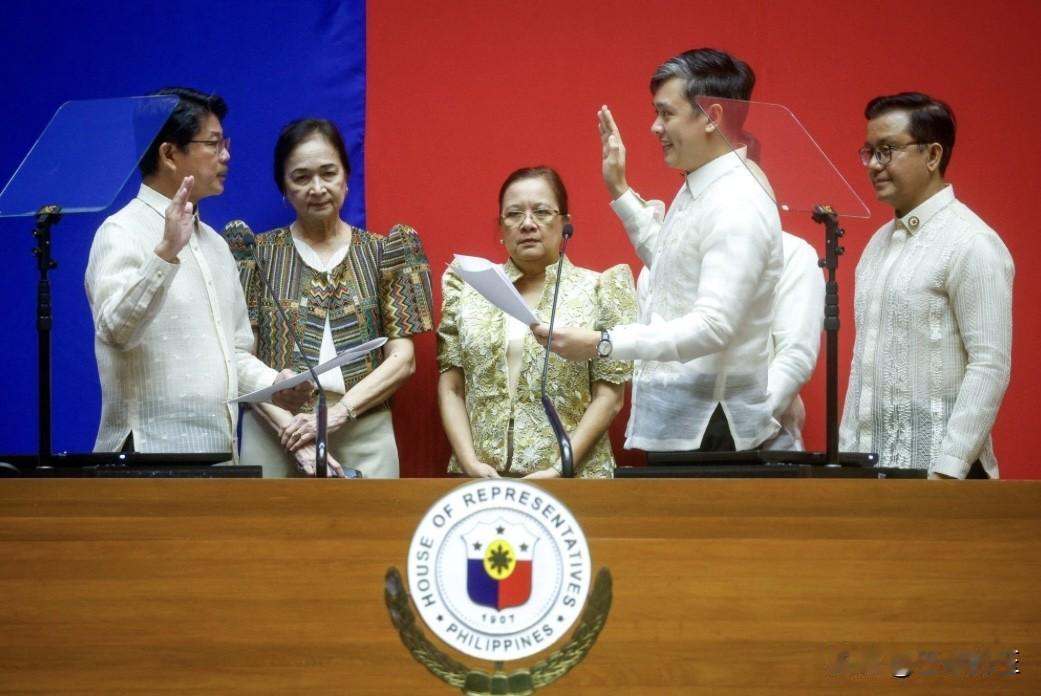 周一，菲律宾阿科比科尔党名单第三提名人扬·弗朗兹·阿尔马里奥·陈在全体会议上宣誓