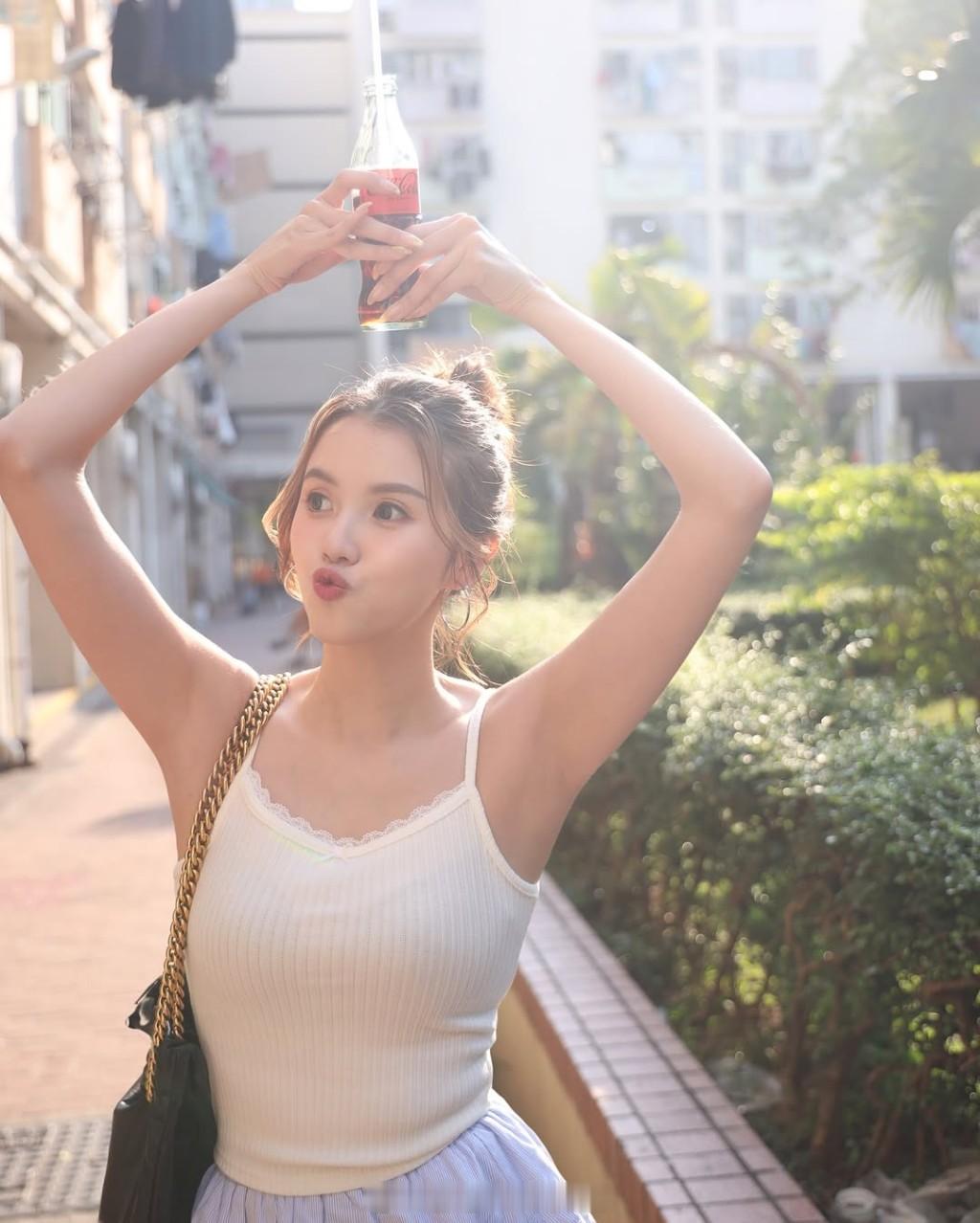 星岛：“东张女神”邓凯文穿小背心展露丰满上围在酒店房间说出撩人金句 迷倒《魔音女