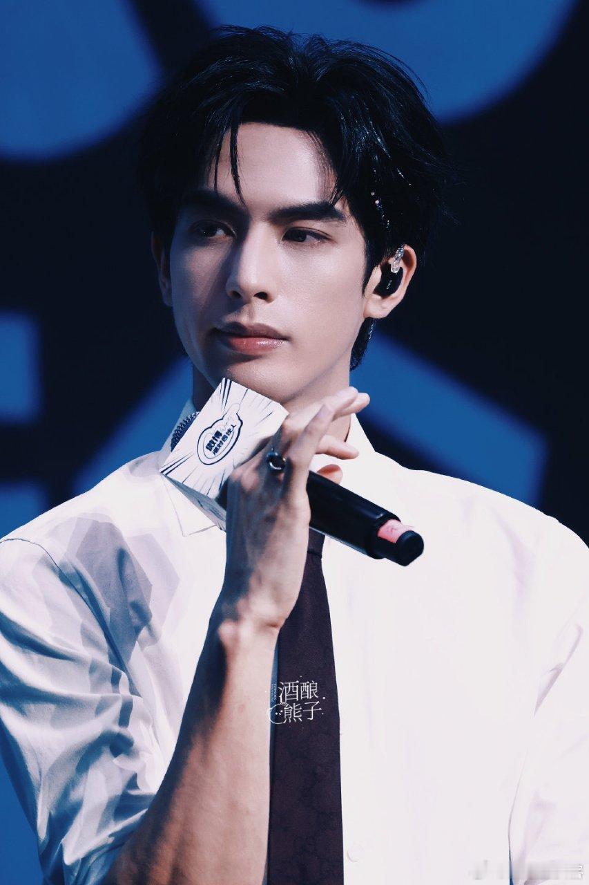 宋威龙大屏好权威 见面会大屏直拍杀疯了！这张脸在大屏上完美得毫无死角，每一处轮廓