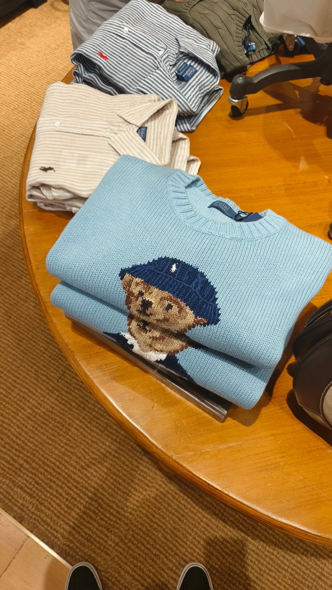 路过这件衣服看起来真的好看耶，但是搜了一下价格劝退了 