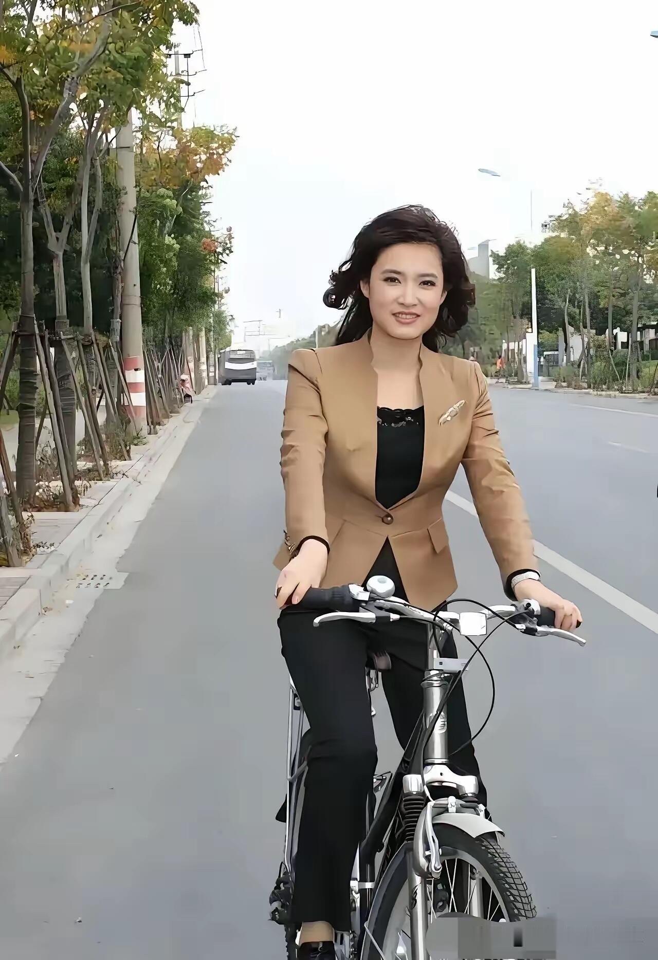 央视女主持人桑晨的这张照片好美好美，个子又高，又瘦，皮肤又好，虽然50多岁了，但