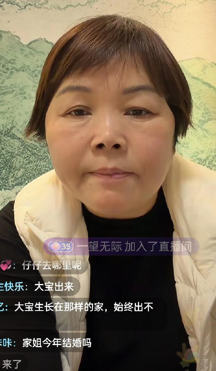 东姐的大儿子放假返回家中，光机票单程就接近一千块钱，东姐直播时有网友提议让儿子叶