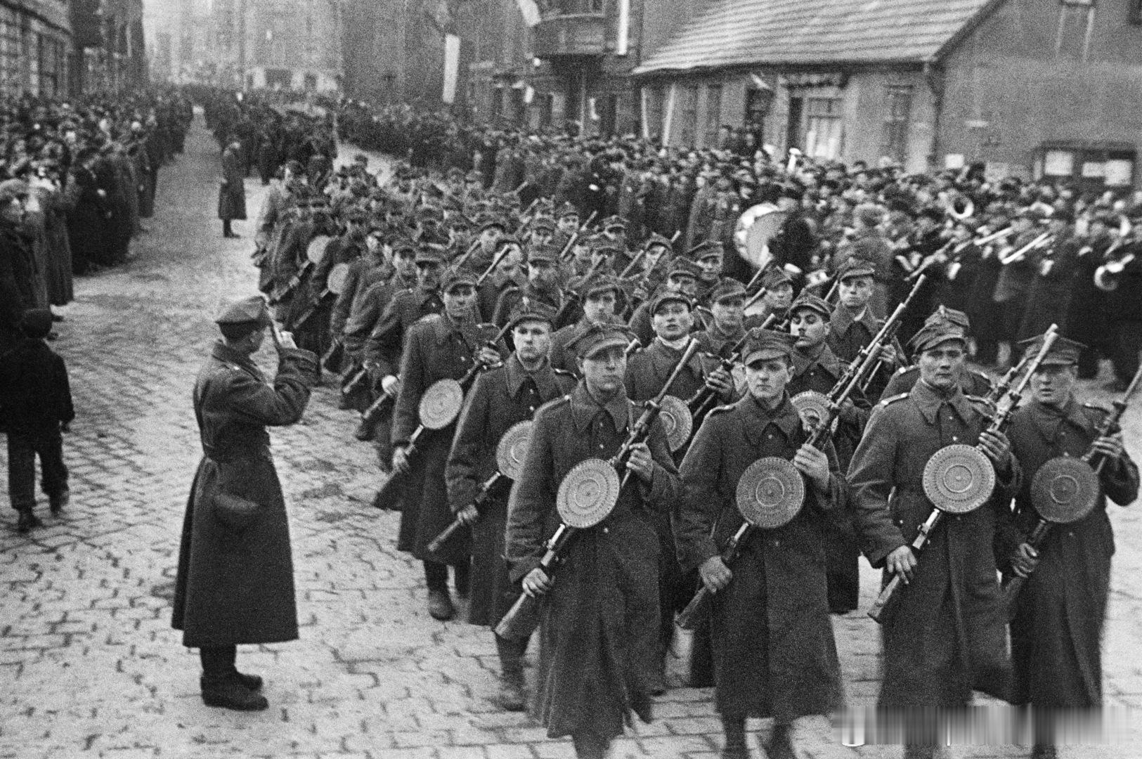 1944年7月波兰第1集团军士兵行进在解放的卢布林街道，手持苏制ДП-28轻机枪
