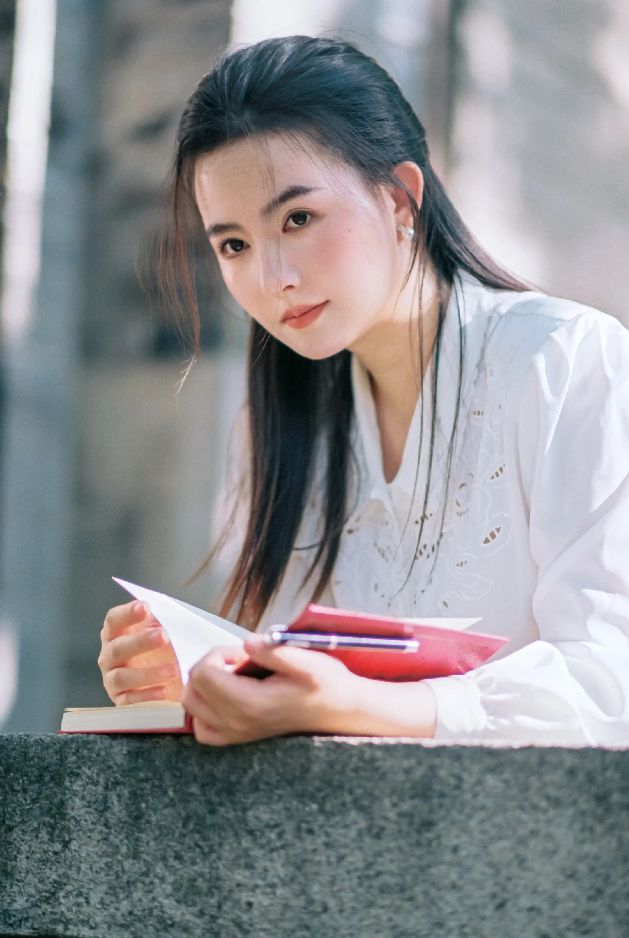 学校来了一位新老师。