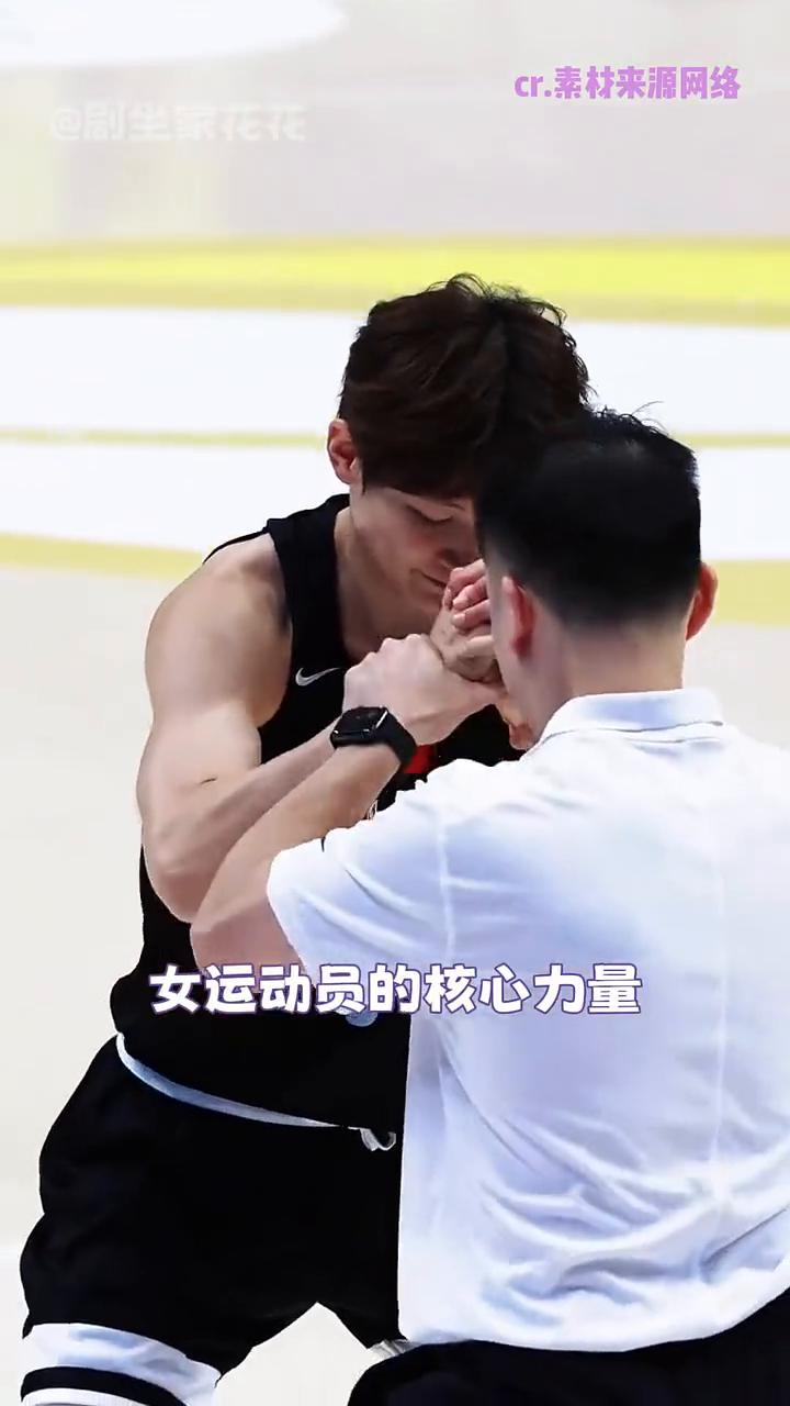 女运动员超强的核心力量。
你永远想象不到女运动员的核心力量会以怎样的形式出现。刷