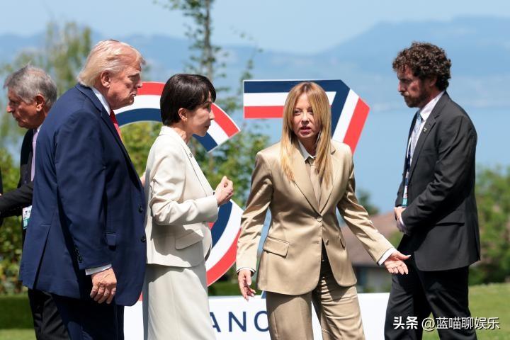 特朗普称梅洛尼在G7峰会期间“求着”跟他合影后，意大利女总理发视频进行驳斥。
“