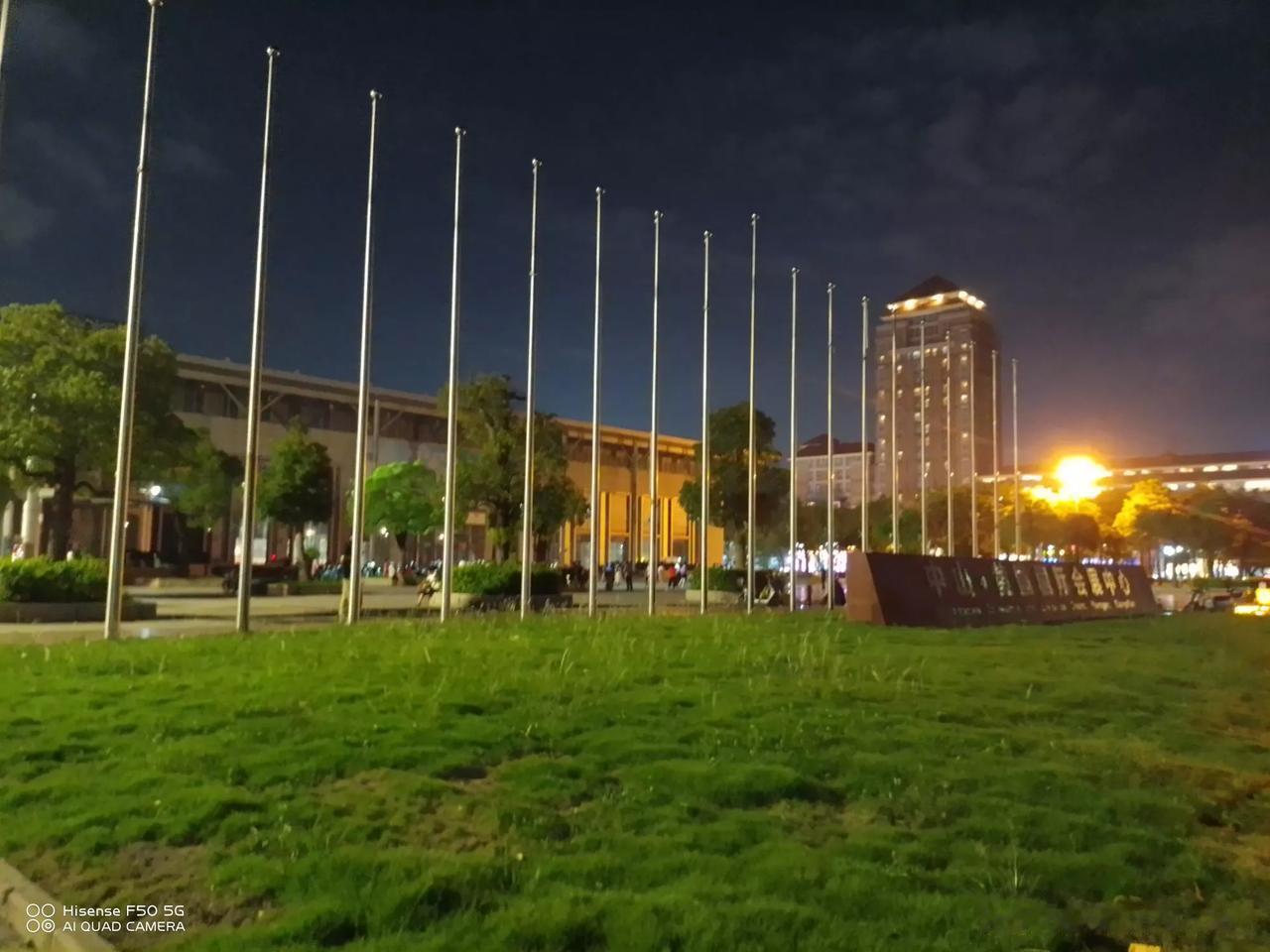 中山黄圃国际会展中心，最近可能要举办展销会了，这些广场都在搭棚了，后面的一条路也