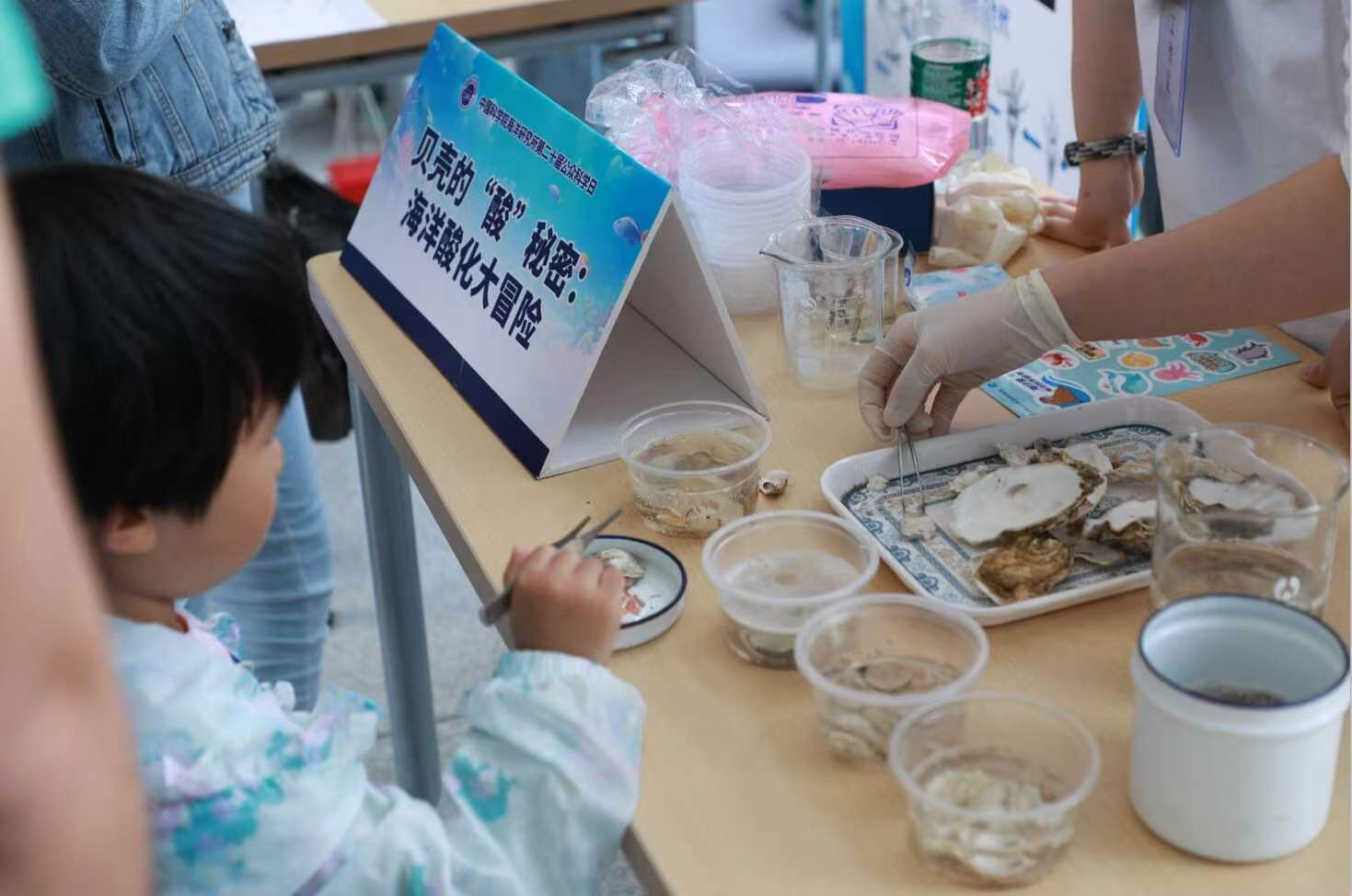 没有什么是比#公众科学日# 现场做实验更快乐的事了~如果有，一定是下一场实验。来