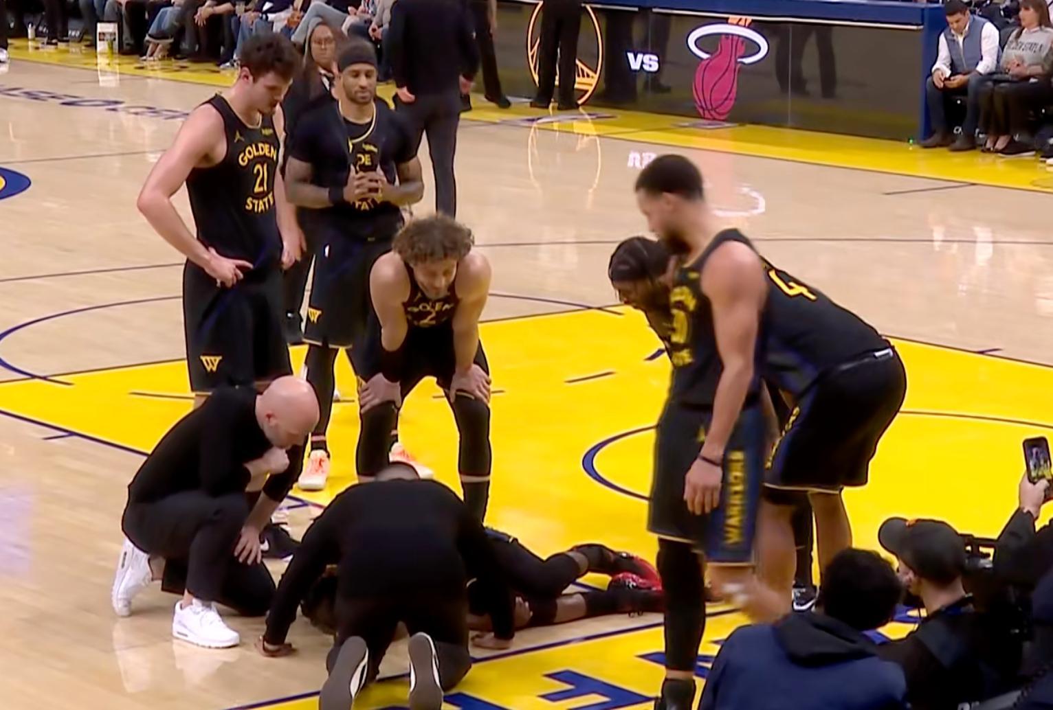 巴特勒膝盖受伤痛苦倒地 热火vs勇士 巴特勒这一下，科尔和勇士队友都围上来了，膝