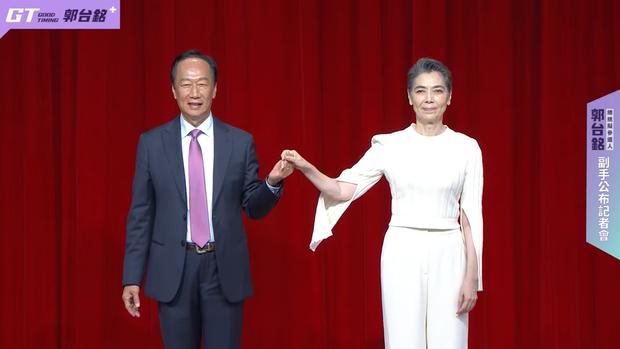 郭台铭宣布与台女艺人赖佩霞搭档参选台湾地区领导人


女星赖佩霞曾因演出今年政治