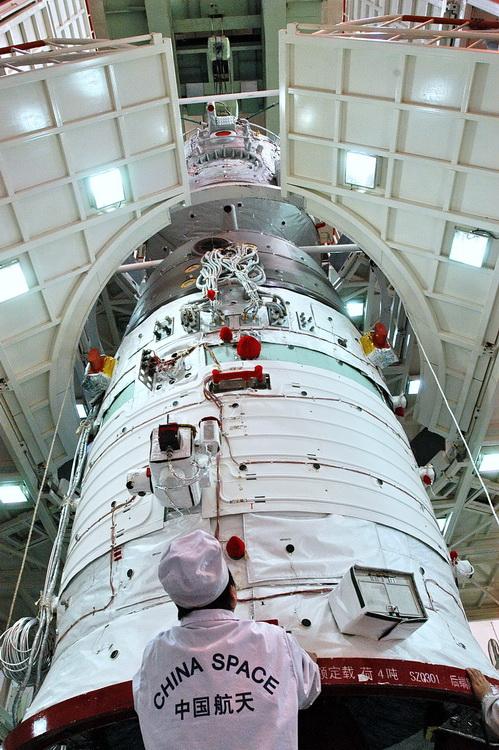 北京时间2026年5月25日清晨，酒泉卫星发射中心的灯光刺破戈壁的黎明，神舟二十