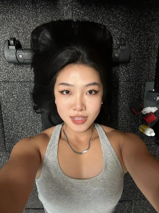 姐练的胸肌给你靠，不爱我拉倒