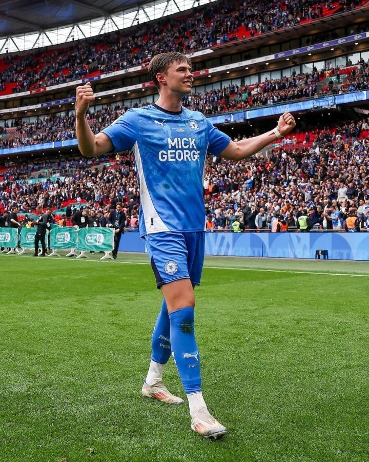 40岁的C罗还不退役，24岁的瑞典中卫球员却早早地选择退役！

近日，瑞典24岁