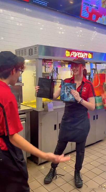 瞧这爆米花桶，对惊天魔盗团3的期待又多几分！国内会有吗？“老公姐”在，摩根·弗里