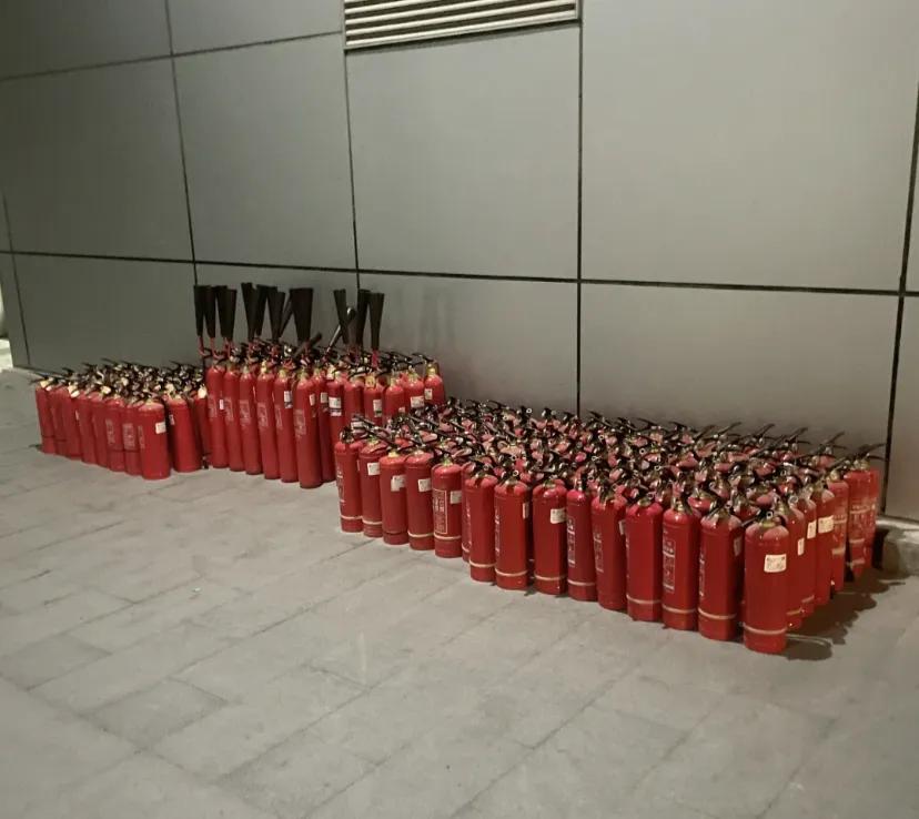 许沁这不得乐死
人间烟火宿舍楼下好多灭火器