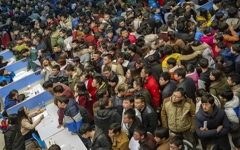 这事越想越讽刺！俄罗斯1.5亿人不急，美国3亿人不慌，加拿大4000万人无所谓，