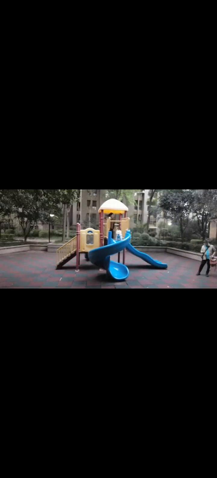 爱玩滑滑梯的西高地大弯道滑滑梯有点怕，粑粑在下面接着，还是怕，还是滑这边。