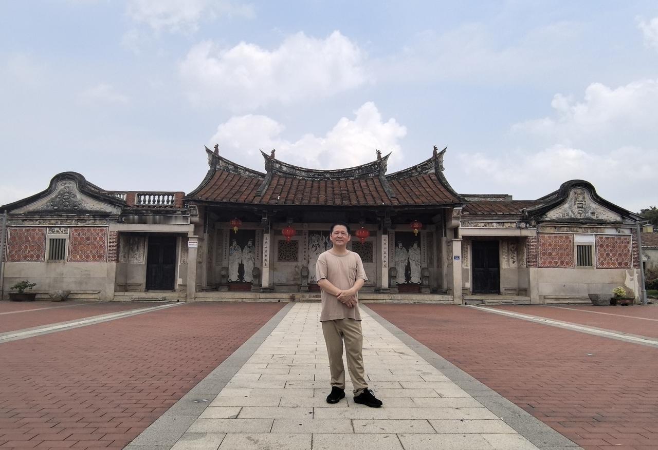 久闻莲塘别墅建筑精美，昨天早上来到海沧参观游览。别墅占地广阔，有大厝、家庙、学堂