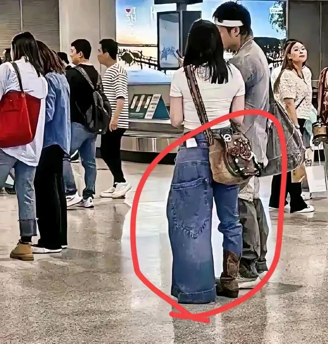 在上海的一间银行的大厅里，网友透露发现了一个年轻的女子穿着鸳鸯裤，这种裤太有创意
