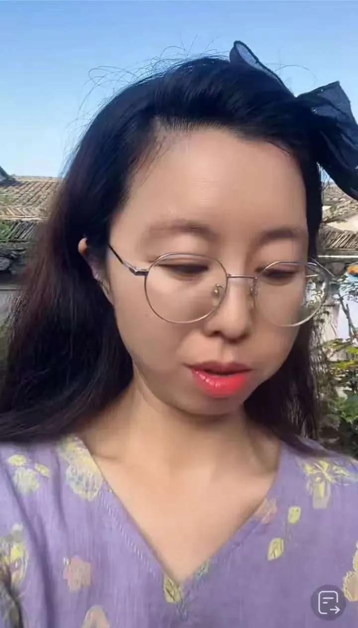 田静说，就不用美颜，真实点比较好！为啥与老杜这么像呢？真的不理解。

太老了，牙