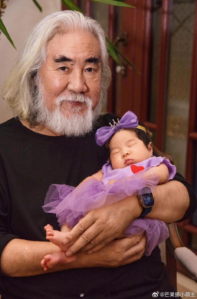 张纪中四胎女儿满月  纪中晒四胎小女儿满月照，抱女儿拍全家福，一家五口好幸福～ 