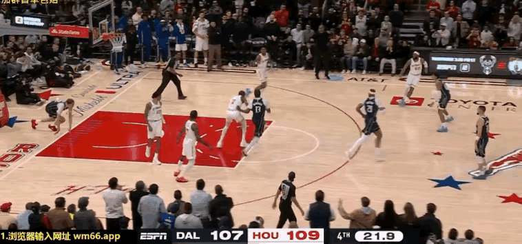 为何火箭总是啃老杜兰特？这球给出了答案。

这是惊险赢下没有浓眉的独行侠的比赛镜