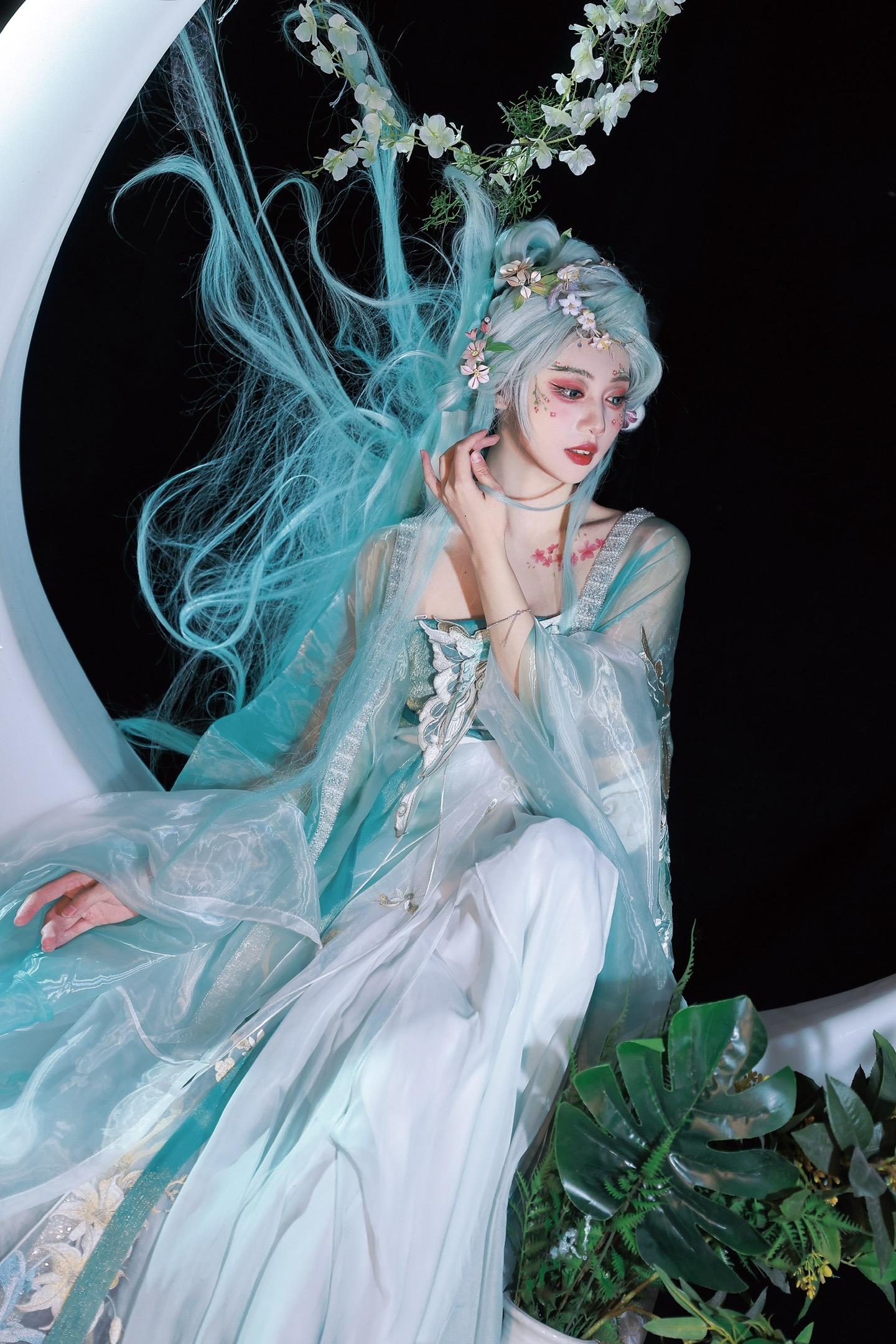 月神 | 直到青苔爬上了她的枝芽，覆盖她。摄/后：我