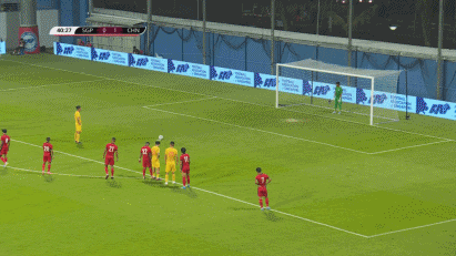 国足上半场2-0暂时领先新加坡！
比赛开始，国足进攻非常犀利，谢文能的右路突破下