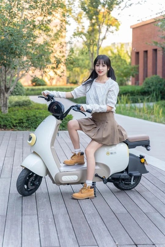 人一旦拥有了电动车后才真正体会到什么是出行自由。不用堵车、不用找车位，风吹日晒也