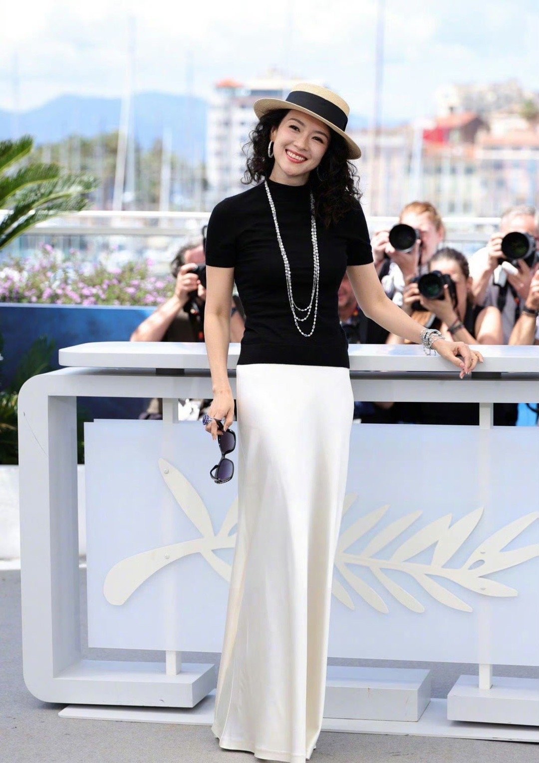 【章子怡透露4月进组新电影】章子怡喊话编剧没钱找我 3月10日晚，香港电影编剧家