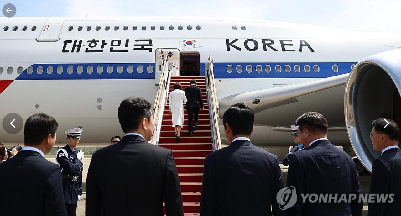 李在明启程前往印度！4月19日韩国总统携手夫人启程印度，夫人还挽着李在明的胳膊登