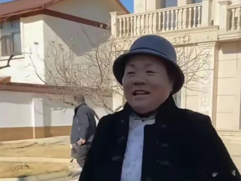 刘强东的母亲叫王绍侠，今年76岁，她是一位普通农民，老人家笑容慈祥，和蔼温柔，是