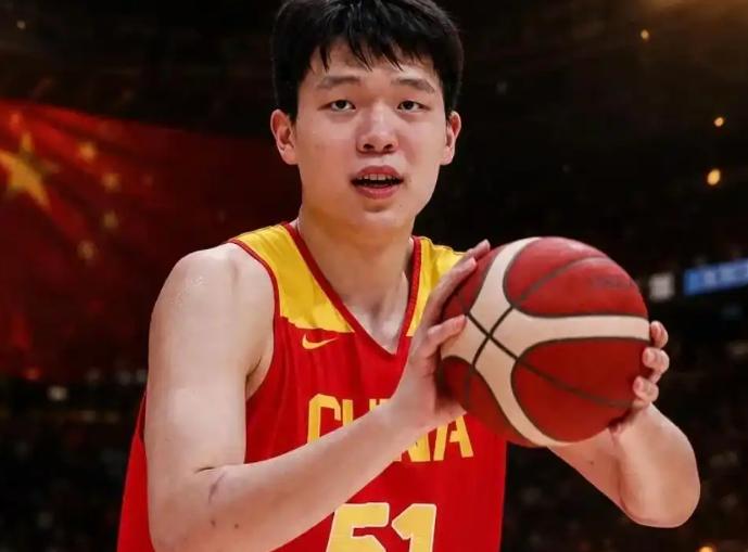 男篮热身赛，中国队对阵荷兰的比赛中，出现了非常奇葩的一幕。杨翰森在国家队这表现，