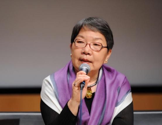 2014年，著名诗人席慕蓉公然对《愚公移山》进行了批评，“愚公移山在教导我们破坏