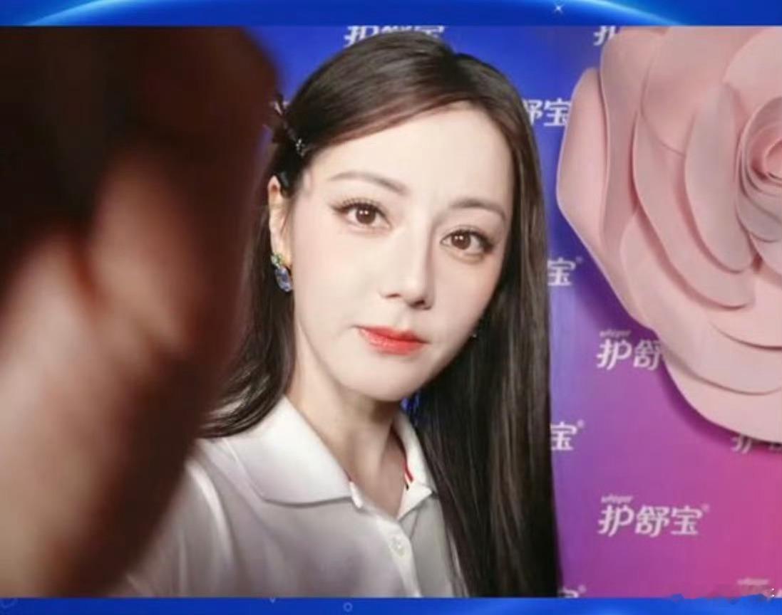 不仅是纯天然美，还是磁场干净的，那种发自内心的灵魂美。。热巴的镜头签 ​​​