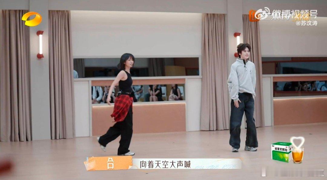 秦海璐看姚景元试镜哭了  演技魅力何处寻？姚景元试镜展实力。泪中情感深沉，学员共