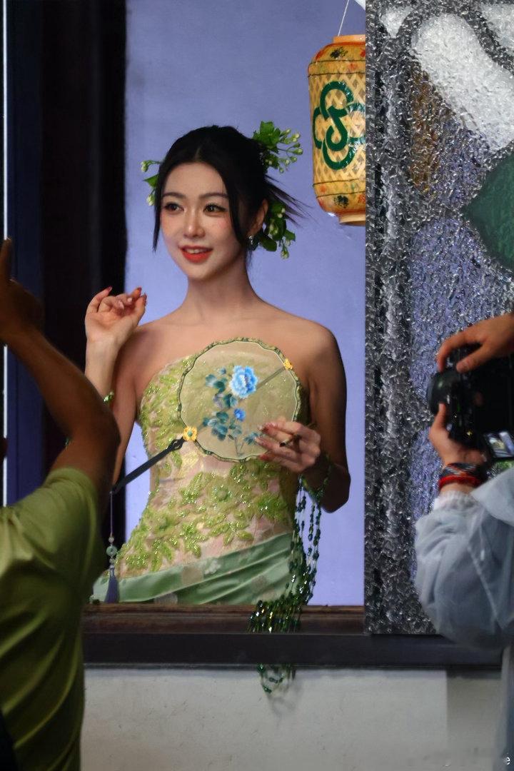 端午苏州偶遇薛凯琪端午在苏州偶遇薛凯琪也太幸运了吧！隔着屏幕都让人害羞，这是什么