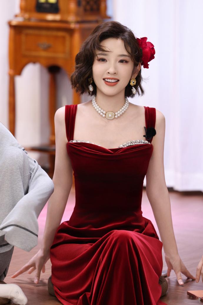 唐艺昕完全红丝绒小蛋糕唐艺昕人间富贵花具象化丝绒质感裹挟甜贵气质，唐艺昕完全红丝